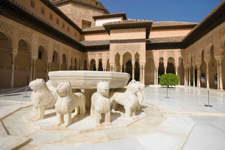 Granada: Alhambra and Albaicín Small Group Tour - Exploring Granada’s Top Sights