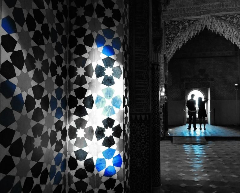 Granada: Fast-Track Alhambra & Nasrid Palaces Guided Tour - The Role of a Guided Tour