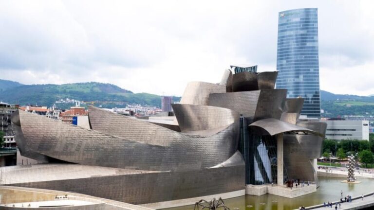 Guggenheim: Art explained by artists - A Detailed Look at the Guggenheim Bilbao Experience