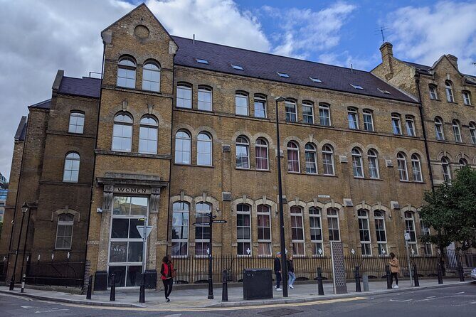 Jack the Ripper Tour in Spanish - The Iconic Stops and Their Stories