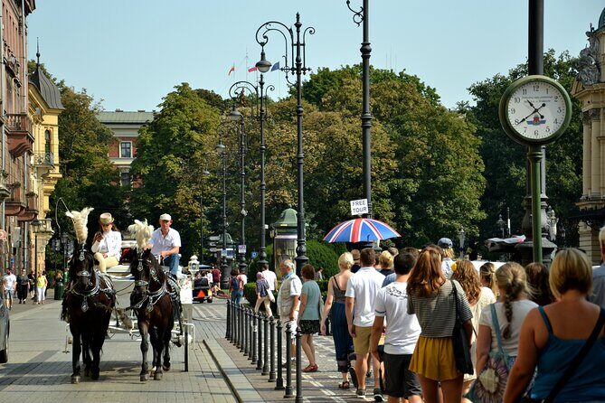 Krakow's Essential Tour of the Old Town and Wawel Castle - The Atmosphere & Guides Style