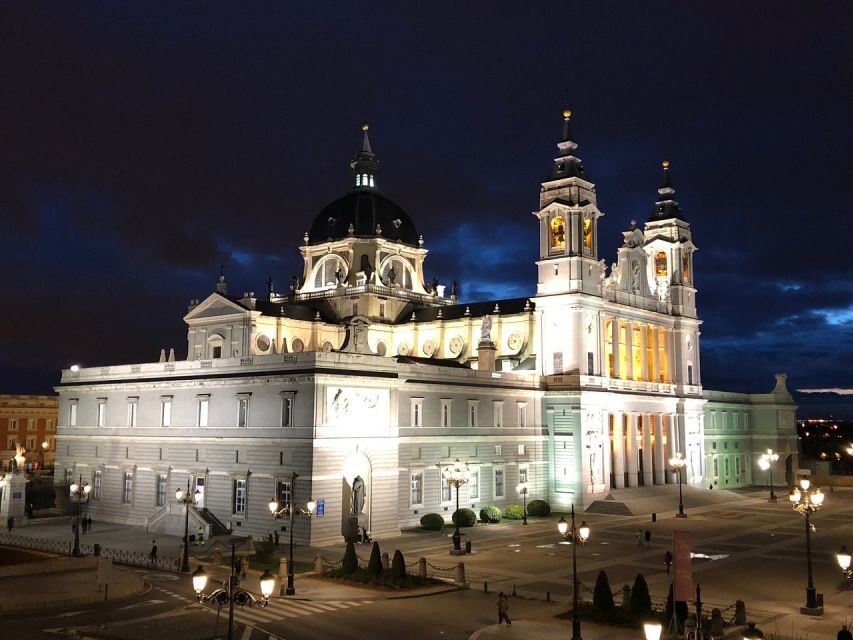 Madrid: Enchanted Evening Walking Tour in Spanish - Who Should Consider This Tour?