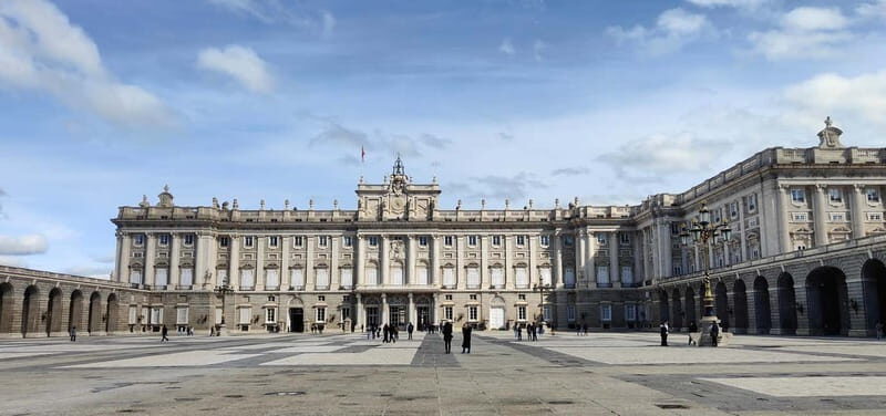 Madrid: Guided tour of the Royal Palace in French - The Experience of Exploring with an Expert Guide