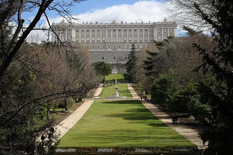 Madrid Retro Tour Madrid- 30 min - The Itinerary: What to Expect