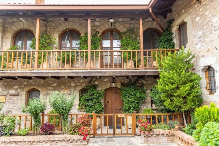 Meteora Monasteries "Byzantine Walks" From Thessaloniki - Visiting the Monasteries: Art, Architecture, and Atmosphere