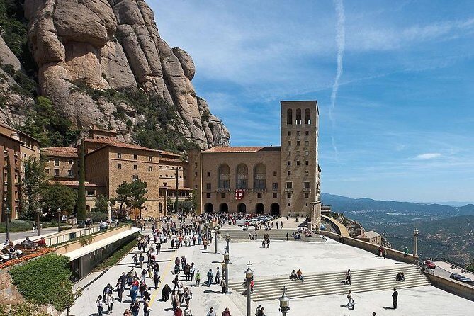 Montserrat Mountain, Wine Tasting & Tapas Lunch - Wine Tasting at Penedés: A Contrasting Experience