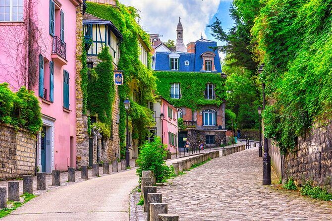 Paris Private Montmarte Tour : Sacre Coeur with Expert Guide - Discovering Montmartre with a Personal Touch