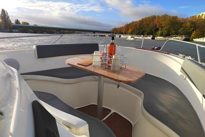 Paris Private Seine River Cruise with Captain - The Experience from the Guest Reviews
