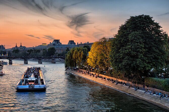Paris Sightseeing Cruise with Champagne by Bateaux Mouches - FAQs