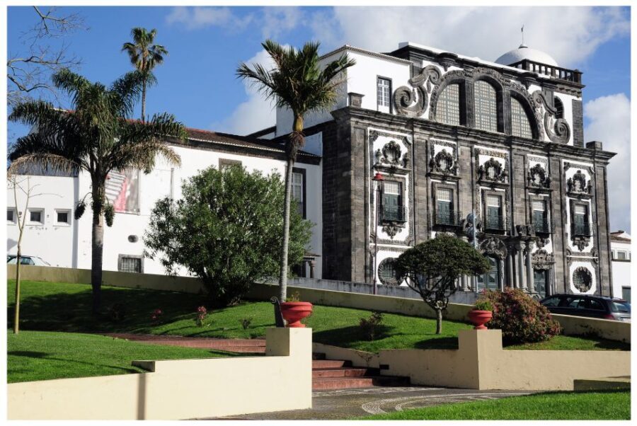 Ponta Delgada: Historical Walking Tour - First Stop: Portas da Cidade