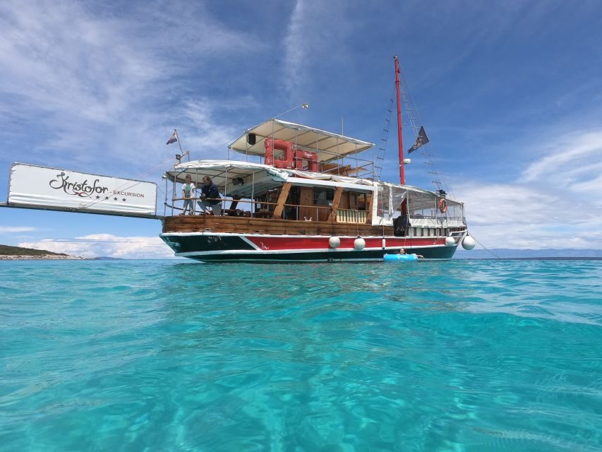 Pore: Evening Boat Trip to Discover Dolphins