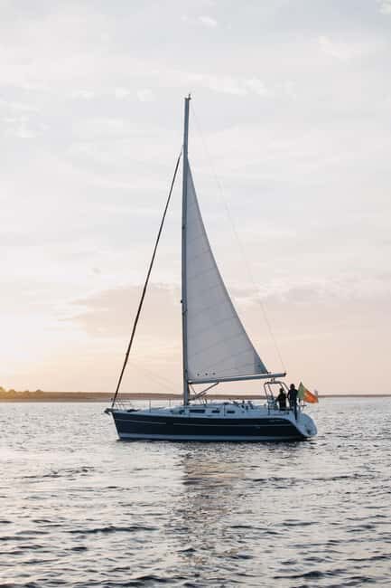 Porto: Sunset Cruise with Welcome Drink in a Sailboat - Who Would Love This Experience?