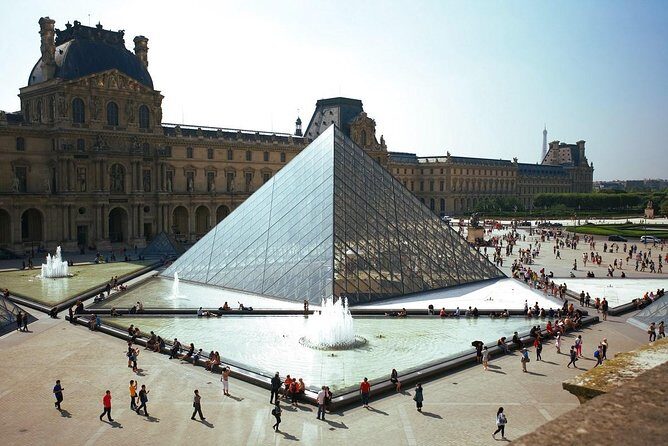 Private electric bike across the Paris Wonders (night ) - Who Should Consider This Tour?