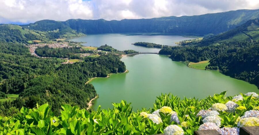 Private Tour Half Day Sete Cidades and pineapple production - Exploring the Highlights of the Tour