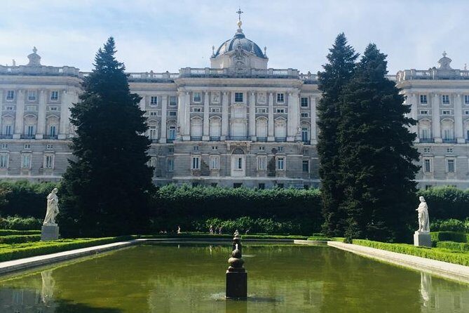 Private tour of the royal palace, private guide, fast entrance and pick up at the hotel. - Who Should Book This Tour?