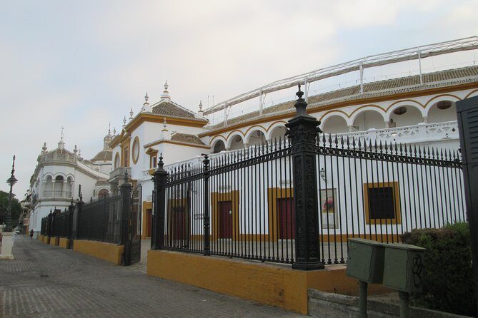 Private tour Royal Palace+Cathedral+Walk along the river+Triana neighbourhood - Who Should Consider This Tour?