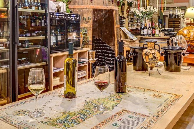 PRIVATE Walking Tour with Lunch and Wine Tasting by a Sommelier - A Close Look at the Experience