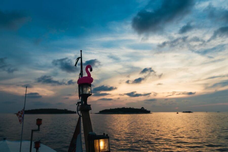 Rovinj: Sunset Cruise with Swim Stop, Drinks, and Fruits