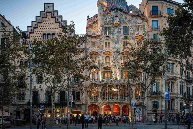 Sagrada Familia & Barcelona Small Group Tour with Hotel Pick-up - FAQ