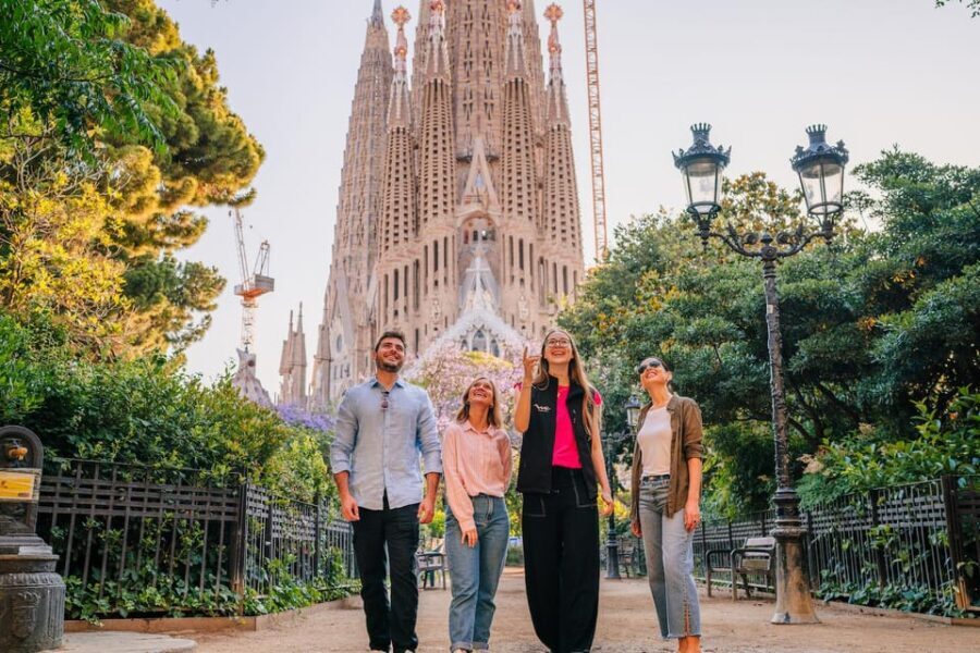 Sagrada Familia with Official Guide & Fast-Track Entry - Why This Tour Is Worth Considering