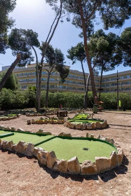 Salou: Minigolf Pass with Gear - Who Should Consider This Mini Golf Pass?