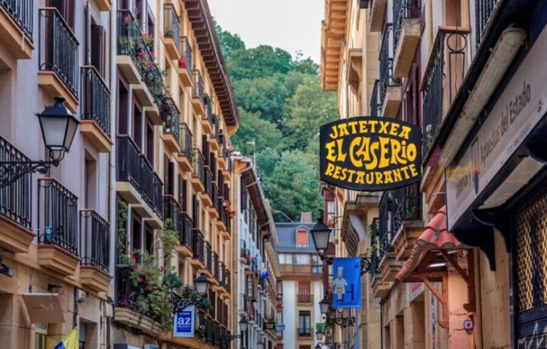 San Sebastian: City Highlights Guided Walking Tour - Admiring the Iconic Plaza de la Constitución