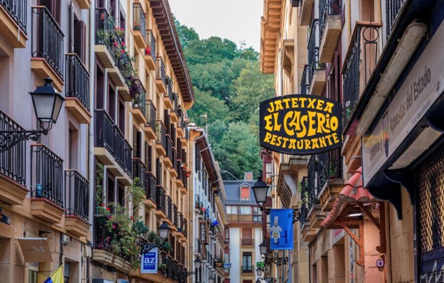 San Sebastian: City Highlights Guided Walking Tour - Admiring the Iconic Plaza de la Constitución