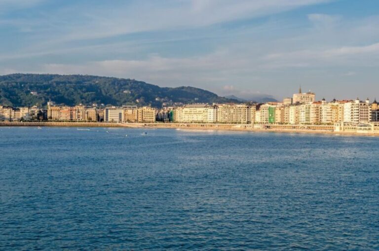 San Sebastian: Express Walk with a Local in 60 minutes - The Itinerary in Detail