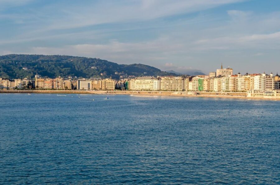 San Sebastian: Express Walk with a Local in 60 minutes - The Itinerary in Detail