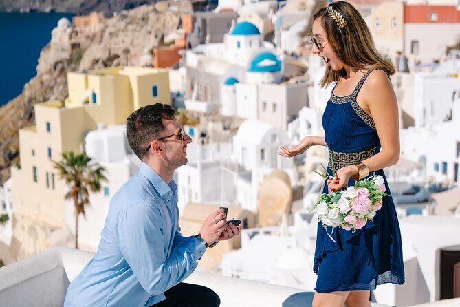 Santorini Private Couple Photoshoot in Oia - FAQs