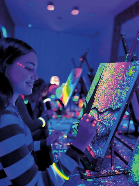 Sevilla: Wine Gogh Glow Academy Paint and Sip Classes - What to Expect at the Wine Gogh Glow Academy