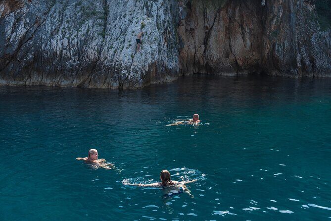 Sightseeing cruise to the Little Blue Cave - The Itinerary in Detail