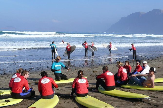 Surf class in Famara 9:15-12:00 or 11:45-14:30 (2h class) - FAQs