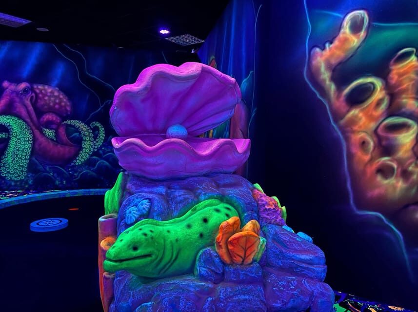 The Hague: Glowgolf Glow in the Dark Indoor Minigolf - A Closer Look at Glowgolf The Hague