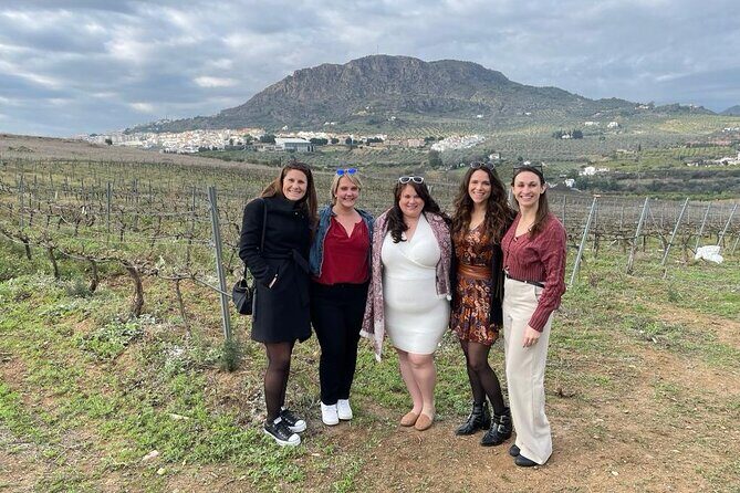 TOP WINE TOUR- Vineyard & cellar visit + 6 top wines + tapas - Authenticity and Unique Touches