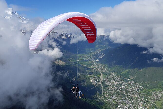 Two-seater paragliding flight in Chamonix - A Detailed Look at the Paragliding Experience in Chamonix