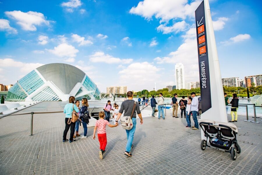 Valencia: City of Arts and Science 3D Movie at Hemisfèric - In-Depth Look at the Hemisfèric Experience