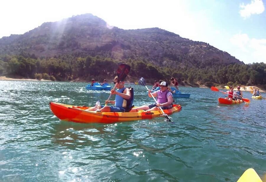 Valencia: Day trip to Chulilla + hike and kayak tour on the lake - Discovering the Charco Azul and the Gorge of the Turia River