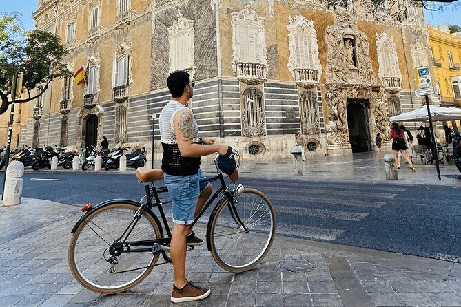 Valencia: Guided Bike Tour of the city's highlights. From 23 - Starting Point and Initial Impressions
