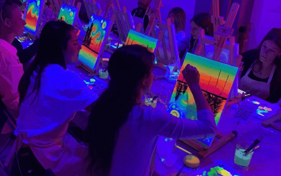 Valencia: Pinta un cuadro fluorescente y bebe vino - The Location and Practical Details