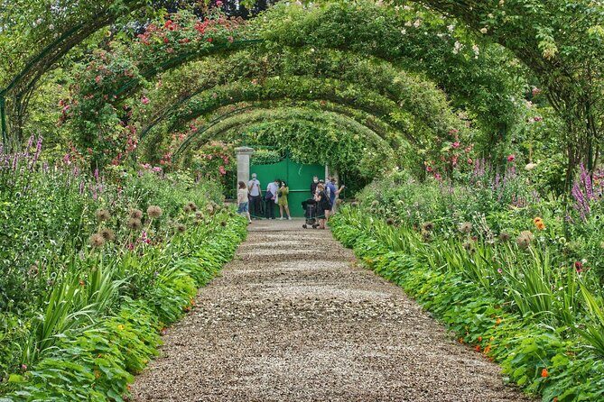 Versailles Timed Entrance Ticket and Giverny Small Group Day Trip from Paris - What the Reviews Say