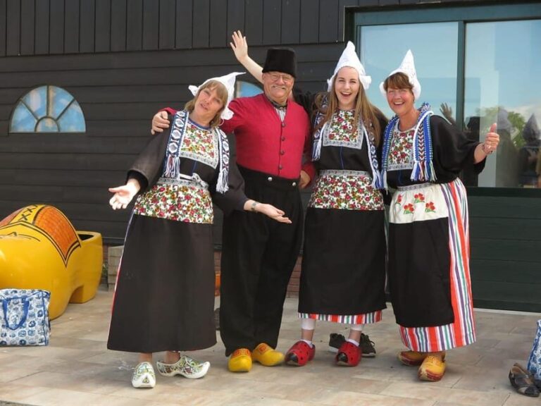 Volendam: Traditional Costume Photo with Cheese & Clog Tour - A Closer Look at the Tour Experience