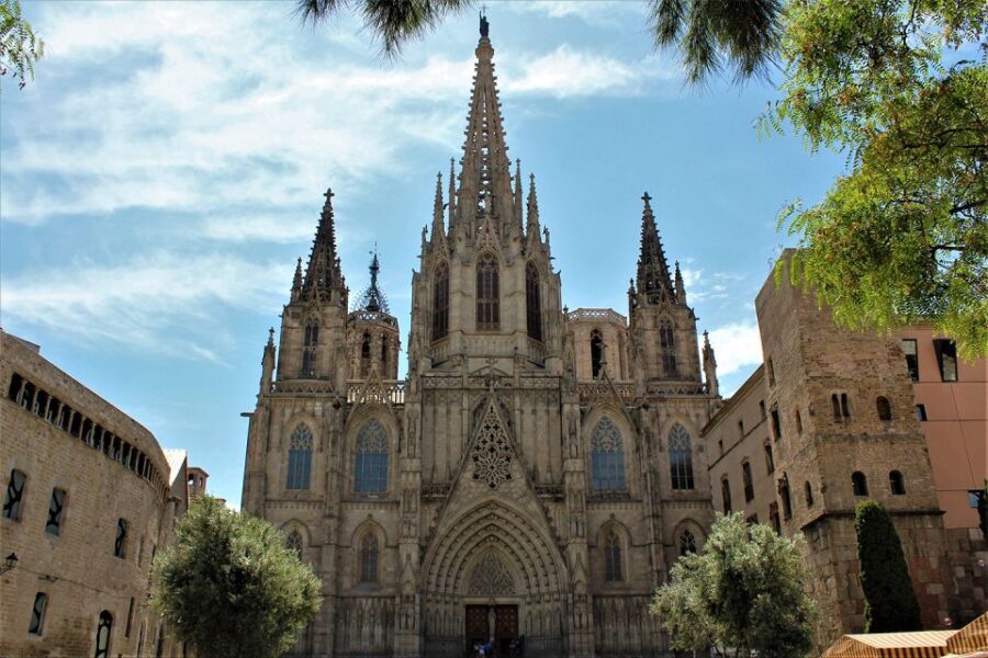 Walking Tour Gothic Quarter and Ramblas+Boat Trip - Who Is This Tour For?
