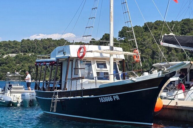 Zadar Half Day boat tour Wine on the Waves - A Taste of Croatian Hospitality with Local Wine and Fruit