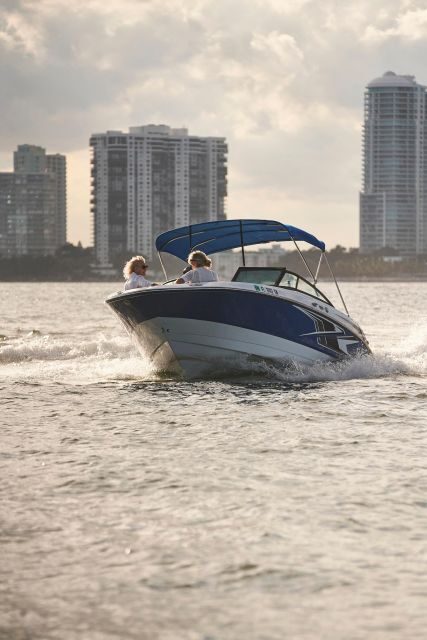 1 hour Miami Private Boat Ride with champagne and captain - A Close Look at the 1-Hour Miami Private Boat Ride