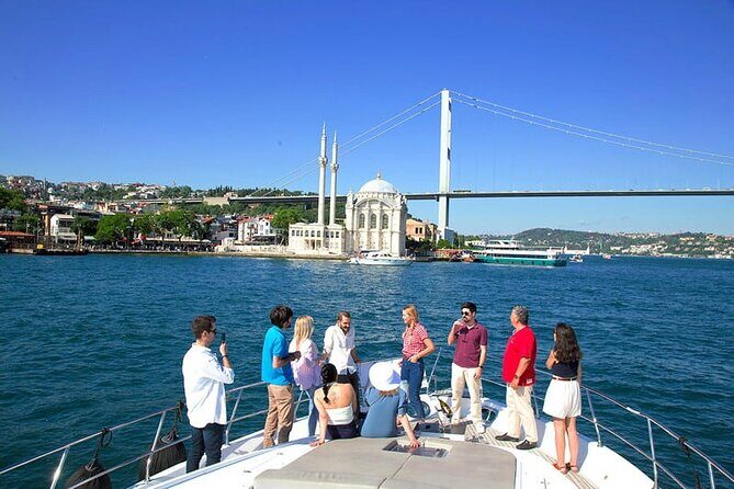 2-Hour Bosphorus Cruise in Istanbul with Guide