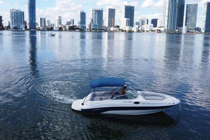 26 Ft Boat, Miami Bay Tour for 2 or 4 hours. 10 people - The Experience: Freedom and Flexibility