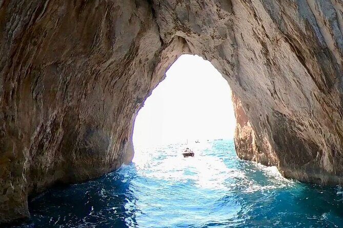 3 hours Comfortable Capri Private Tour by Boat - The Experience of a Local Sailor