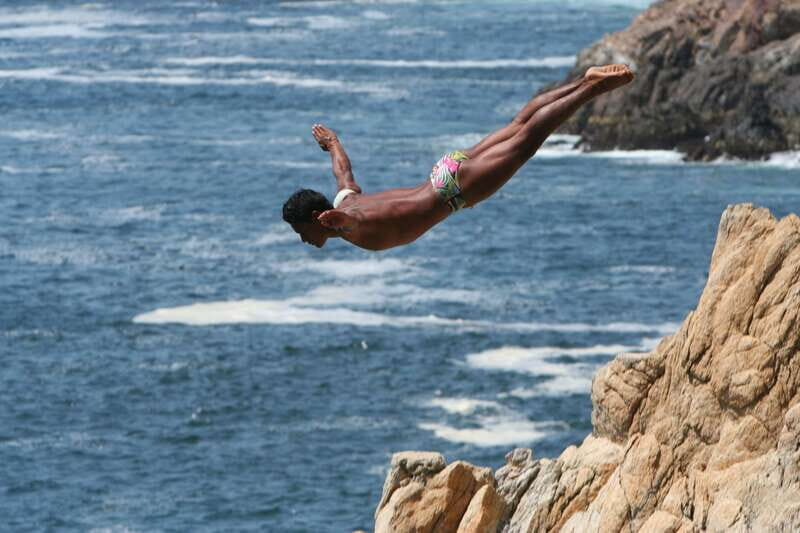 .4-Hrs Cruise or Hotels City Tour Experience w/High Divers - Who Should Consider This Tour?