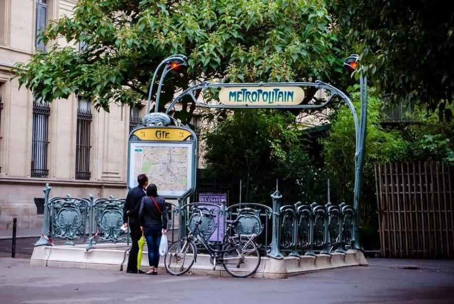 8-hour panoramic tour of Paris in Portuguese - Practical Details and Considerations